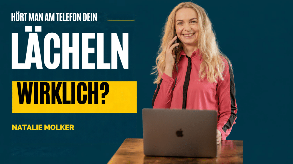 Natalie Molker lächelt beim Telefonieren – freundlich am Telefon klingen